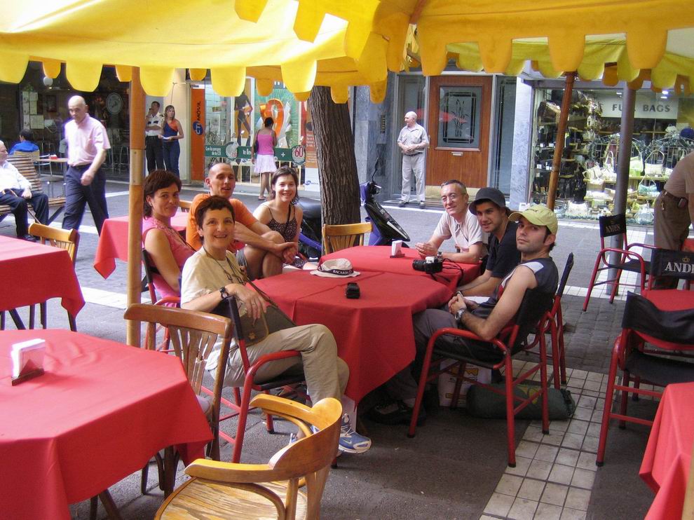 Drinkejo en Mendozo. Somer-varmas en Argentino. Surklaku la bildon por grandigi la foton.