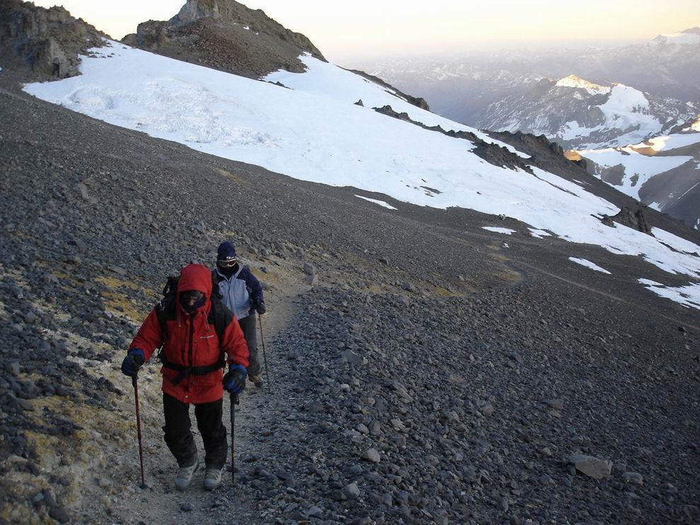 Toño kaj Sonia tro malantaŭas.