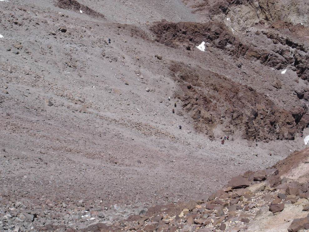 Pli da personoj de aliaj ekspedicioj supreniras tra LA KANALETO.