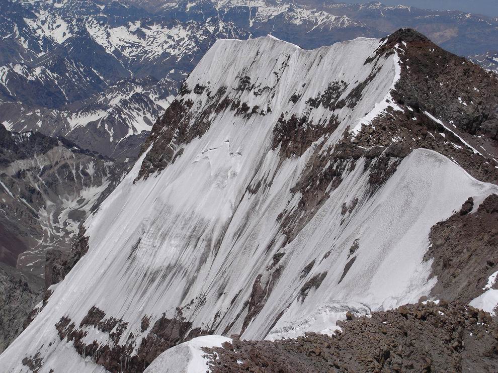 La suda pinto de la Akonkagvo vidata ekde la plejalta pinto.