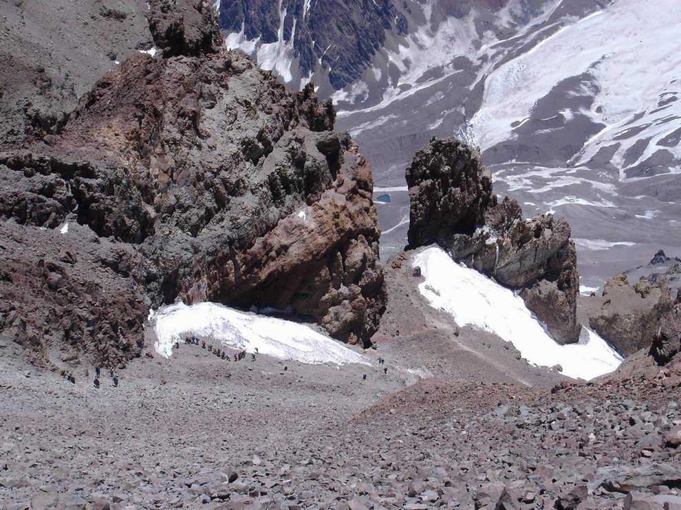 Multaj personoj de aliaj ekspedicioj suprenirante tra LA KANALETO.