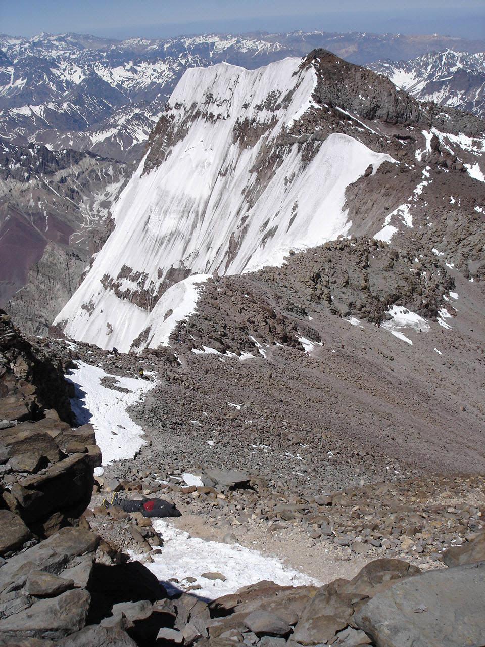 Suda pinto de la Akonkagvo, fotita ekde la plejalta pinto. En la malsupro de la foto oni povas vidi la mortinton.