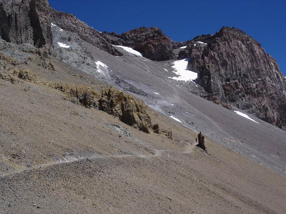 La ŝirm-kapabla vertikala roko meze de la TRAIREJO DE LA GRANDA TRANSPORTO.