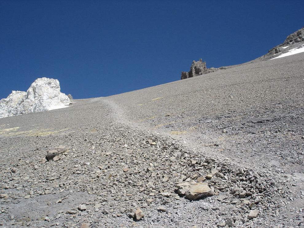 Survoje al la tendaro.