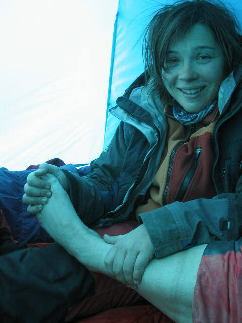 Isabel prizorgas siajn malvarmigitajn piedojn. Morgaŭ ŝi intencos la aliron al la pinto konvene ŝu-preparita.