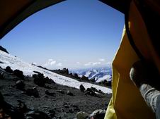 Cristian eliris la lasta, jam post la tagiĝo.