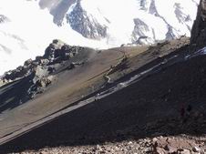 La TRAIREJO DE LA GRANDA TRANSPORTO.  Meze de ĝi, la roka ŝirmejo.