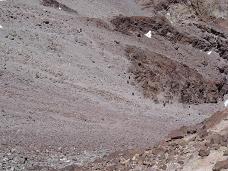 Pli da personoj de aliaj ekspedicioj supreniras tra LA KANALETO.