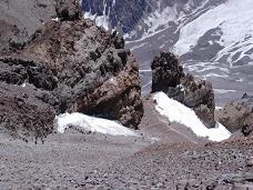 Multaj personoj de aliaj ekspedicioj suprenirante tra LA KANALETO.