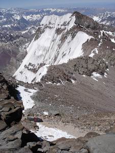 Suda pinto de la Akonkagvo, fotita ekde la plejalta pinto. En la malsupro de la foto oni povas vidi la mortinton. Musklaku sur la bildon por grandigi la foton.