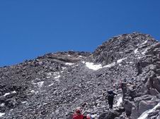 Kiam ni malsupreniras, aliekspediciaj personoj adresiĝas al la pinto.