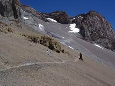 La ŝirm-kapabla vertikala roko meze de la TRAIREJO DE LA GRANDA TRANSPORTO.