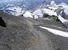 Fotita pejzaĝo revenante el la pinto al la tendaro.