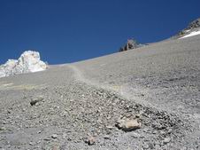 Survoje al la tendaro.