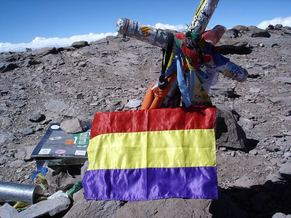 La hispana respublikana flago sur la mont-pinto.