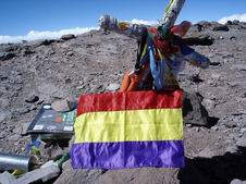 La hispana respublikana flago sur la mont-pinto.