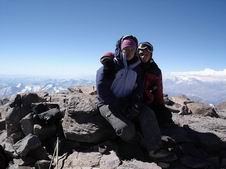 Sonia kaj Honorio sur la mont-pinto.