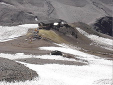 Sube, en la valo, restas la hotelo proksima al la tendaro.